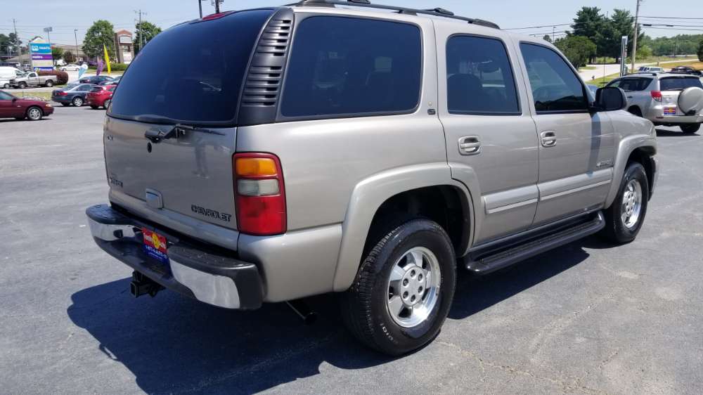 Chevy Tahoe 2003 Gold