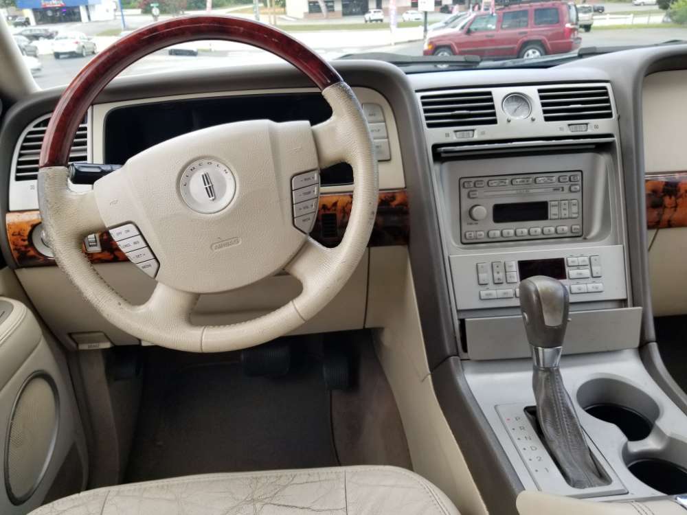 Lincoln Navigator 2004 White